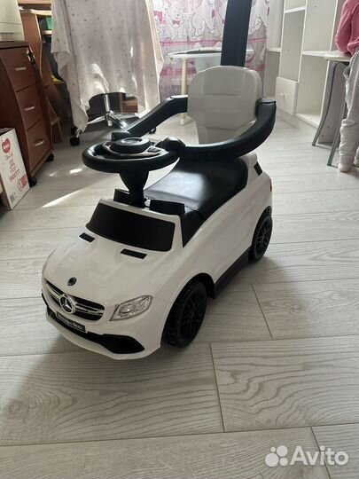 Машинка каталка толокар с ручкой