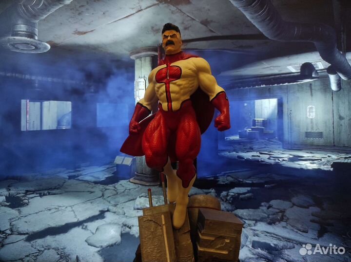 Статуя Invincible Omniman