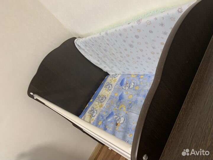 Детская кроватка с маятником