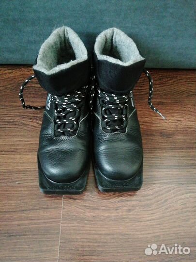 Продам лыжные ботинки