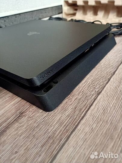 Sony Ps4 1тб. Два геймпада, 3 игры