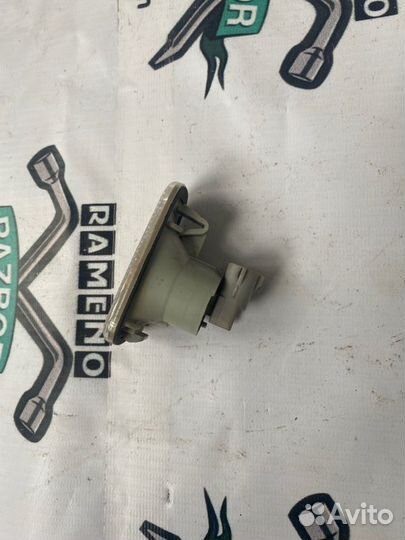 Повторитель поворота в крыло передний Toyota Prius