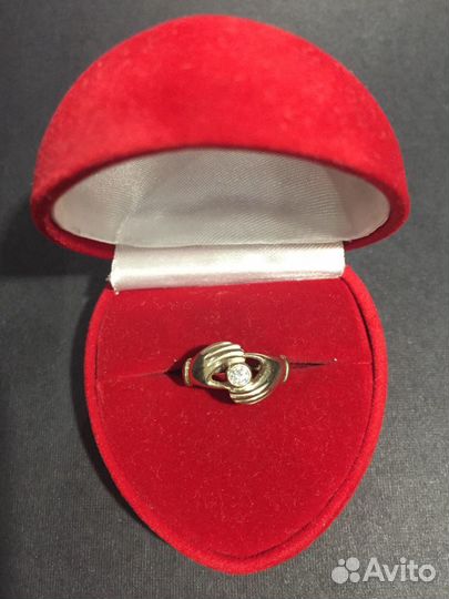Кольцо с бриллиантом