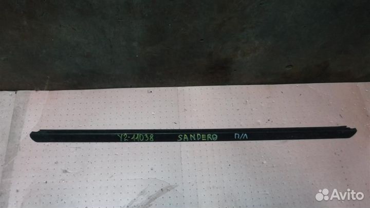 Накладка стекла переднего левого Renault Sandero