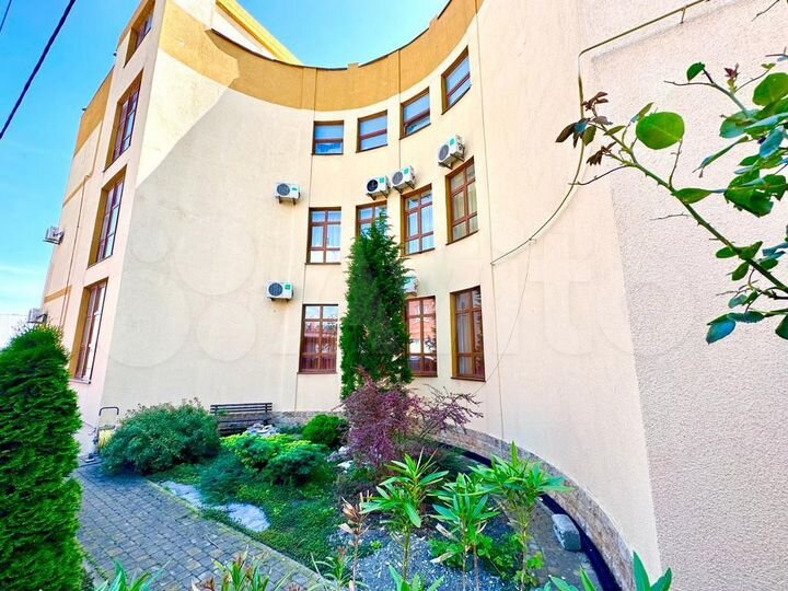 Дом 933,7 м² на участке 7 сот.