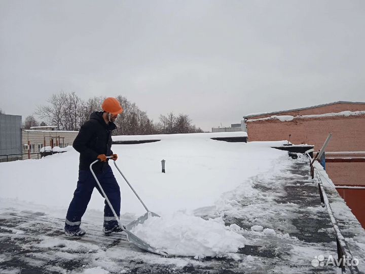 Чистка кровли от снега и наледи