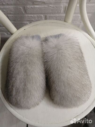 Серые варежки с мехом песца
