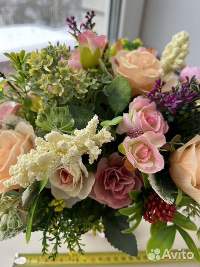 Ваза с искусственными цветами