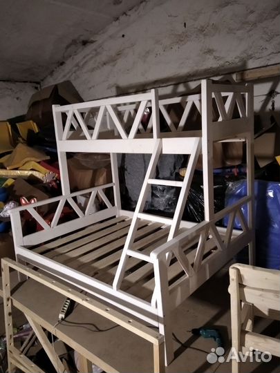 Кровать двухьярусная