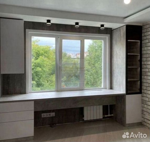 Рабочая зона у окна со шкафом