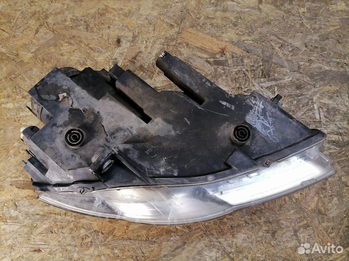 Фара галоген левая Volkswagen Passat B6