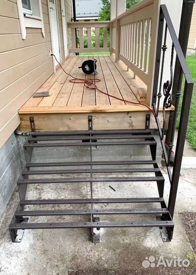 Лестница на металлокаркасе закрытого типа