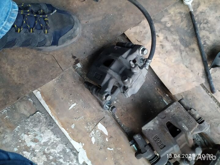 Тормозной суппорт задний на outlander xl