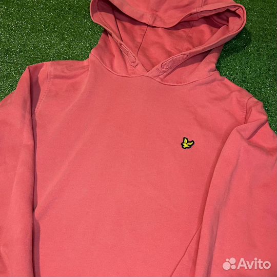 Попробуй найти розовое худи Lyle & Scott