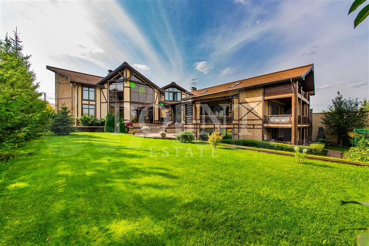 Дом 1200 м² на участке 40 сот.