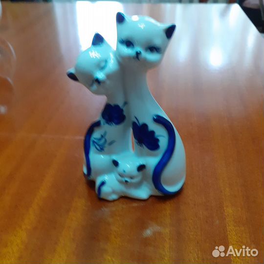 Фарфоровые статуэтки разные