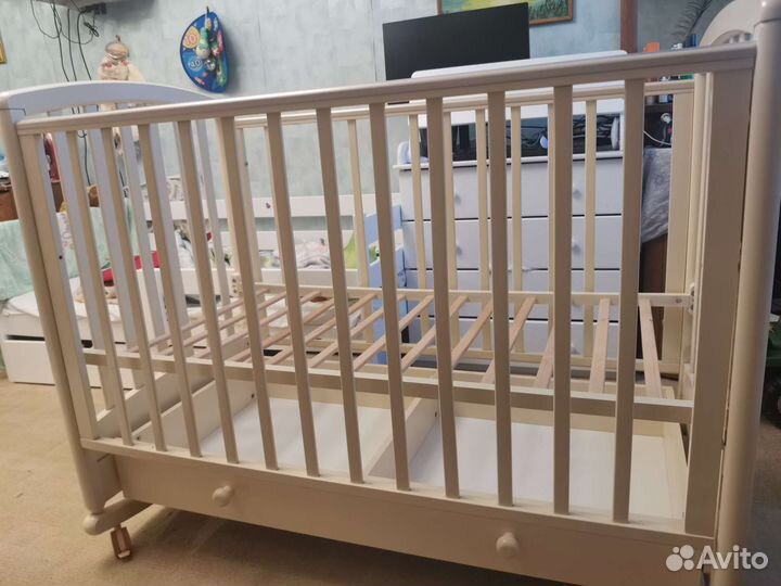 Детская кровать с маятником