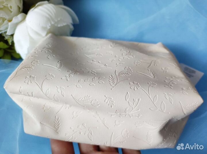 Новая фактурная косметичка Sinsay бежевая