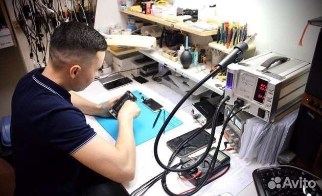 Мастер по ремонту мобильных телефонов