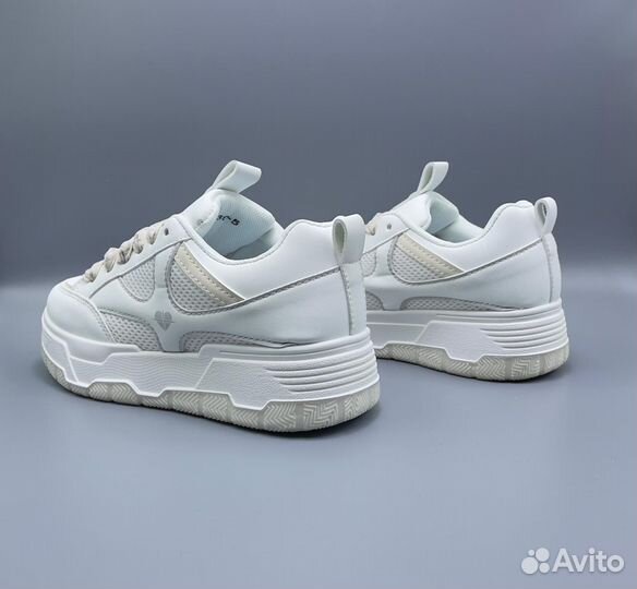 Кроссовки женские