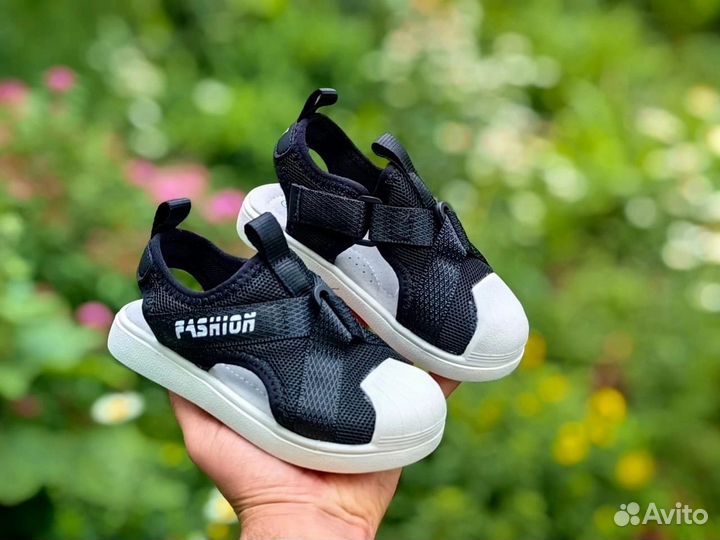 Спортивные сандали новые