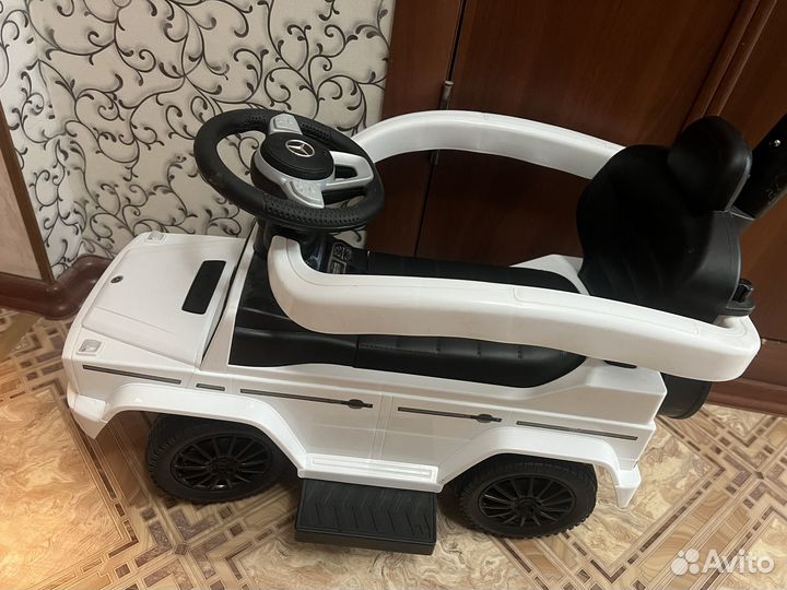 Машина каталка с ручкой