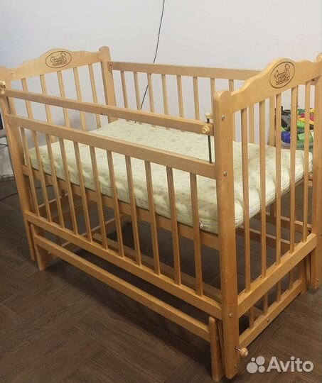 Детская кроватка с маятником