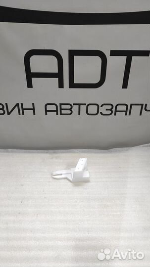 Клипса правая крепления бампера Mitsubishi lancerX