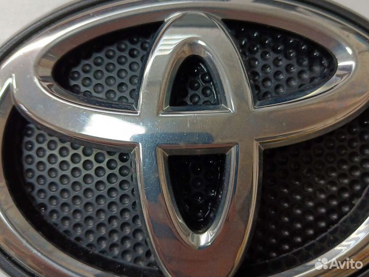 Эмблема решетки радиатора передняя Toyota Land