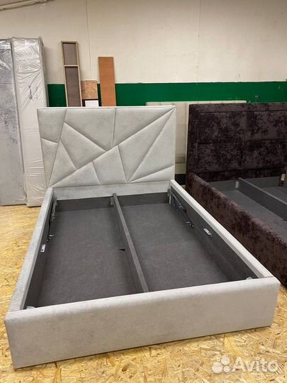 Кровать двухспальная с матрасом