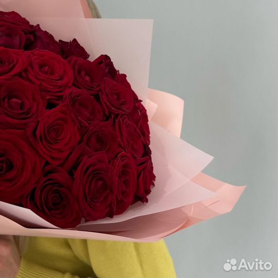 25 красных роз с оформлением