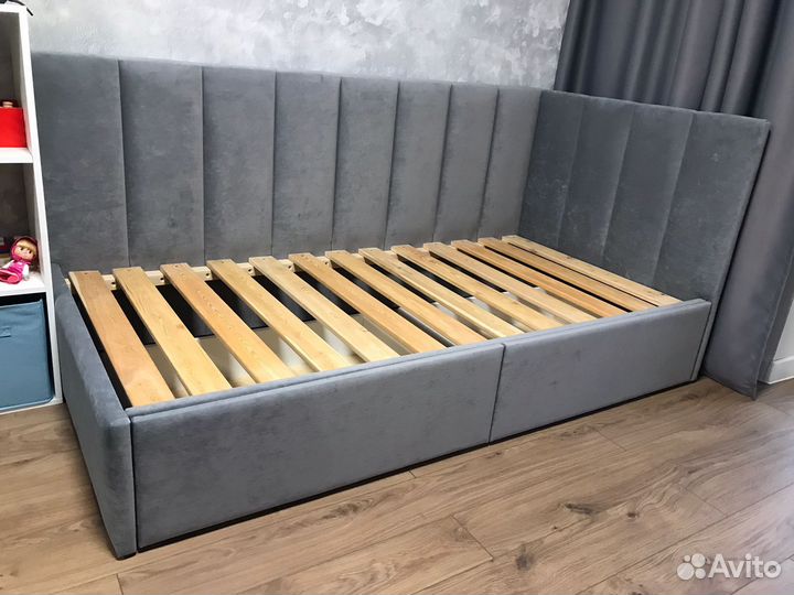 Кровать с мягким изголовьем