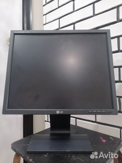 Монитор LG 19