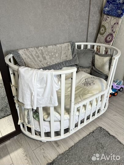 Детская кроватка с маятником