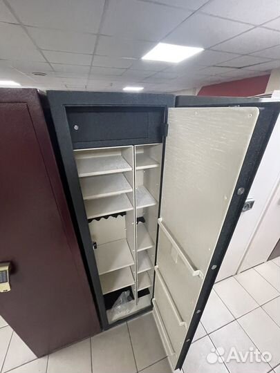 Оружейный сеф BS947 UN EL LUX иск.кожа белый кашем