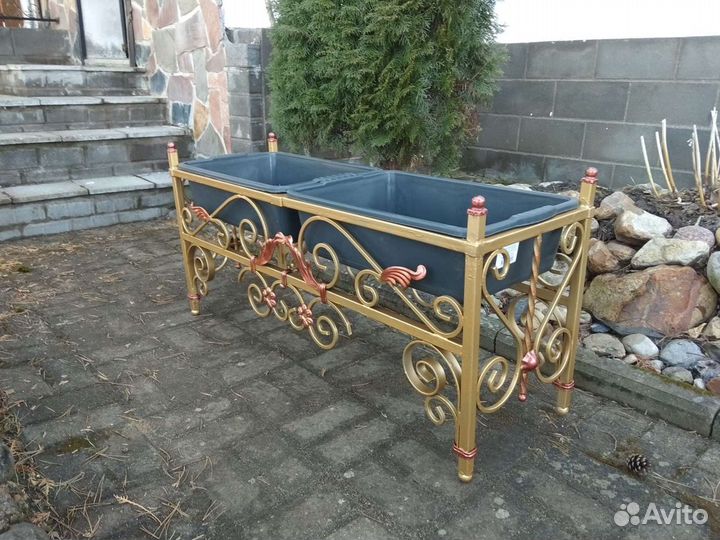 Кованая цветочница