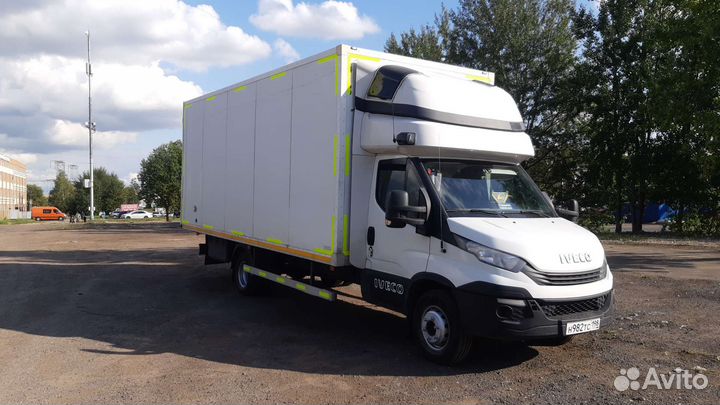 Водитель на своем грузовом автомобиле