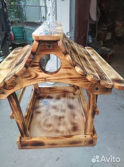 Кормушка для пернатых и скворечники