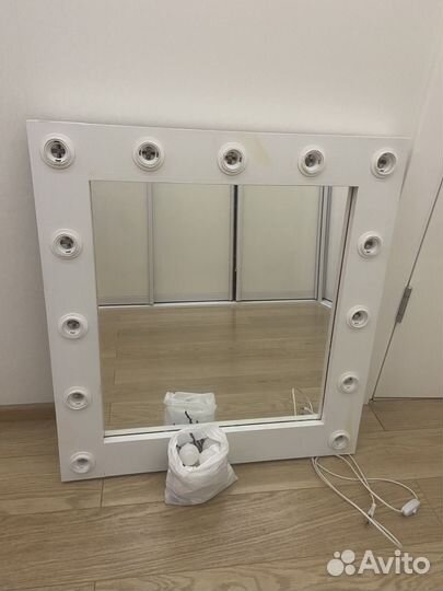 Гримерное зеркало с лампочками