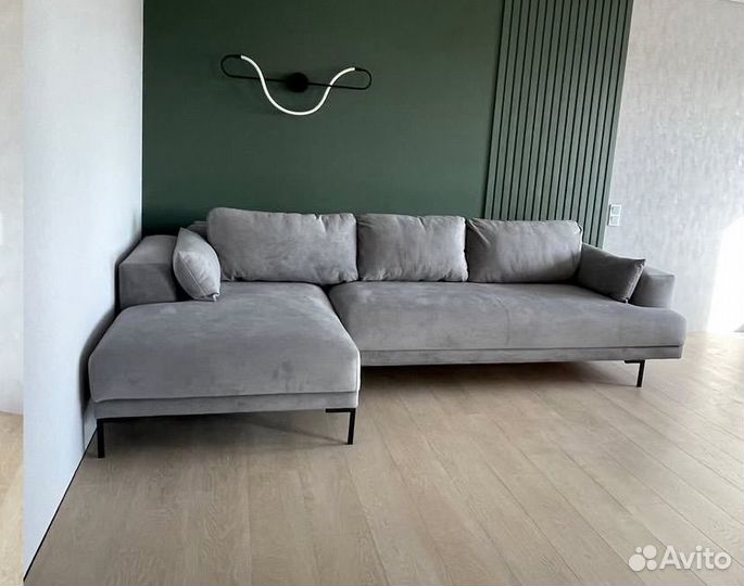 Угловой диван на ножках