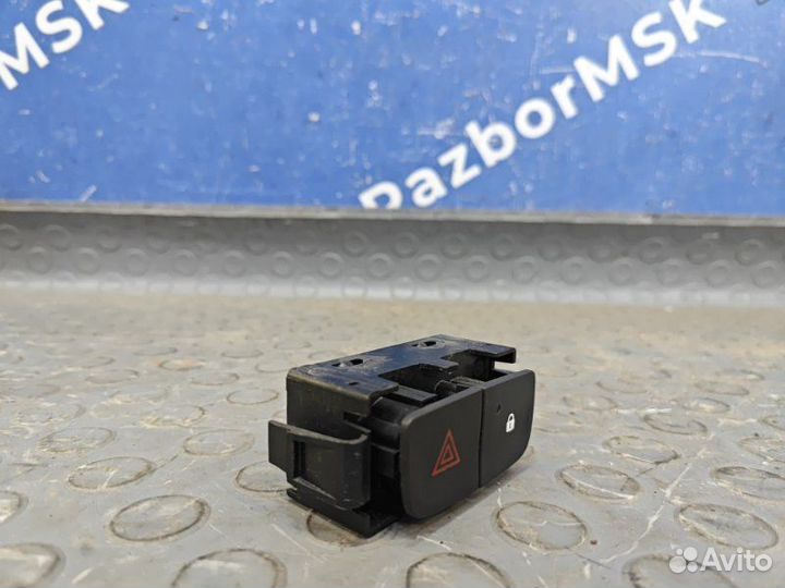 Кнопка аварийной сигнализации Nissan Terrano