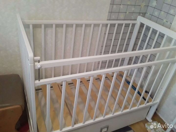 Детская кроватка с маятником