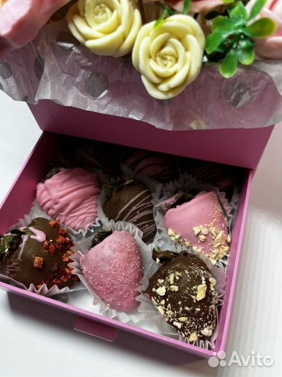 Клубника в шоколаде с цветами