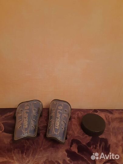 Спортинвентарь шайба хоккей, щитки футбол