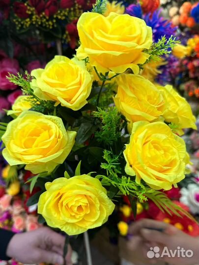 Продавец искуственых цветы