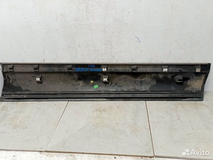 Накладка двери передней левой