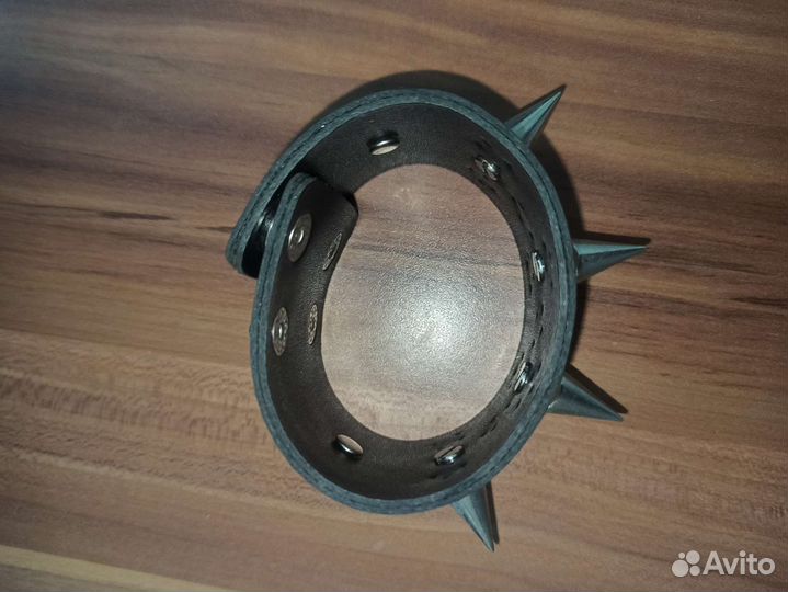 Кожаный браслет с шипами