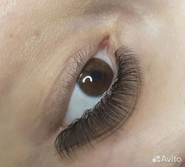 Наращивание ресниц на удобной кушетке-Кресле