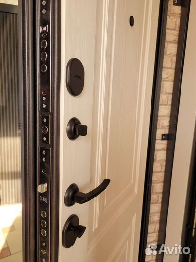 Дверь входная в квартиру
