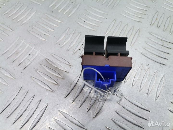 Кнопка открытия багажника Volkswagen Passat B6